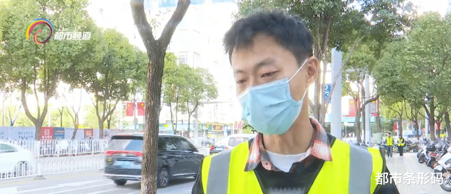共享车里捡到包 引导员等候失主一个多小时