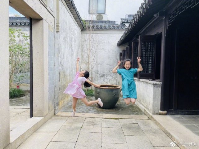 马伊琍|马伊琍晒小女儿跳跃照，7岁妹妹姿势柔美长发浓密，侧脸像姐姐