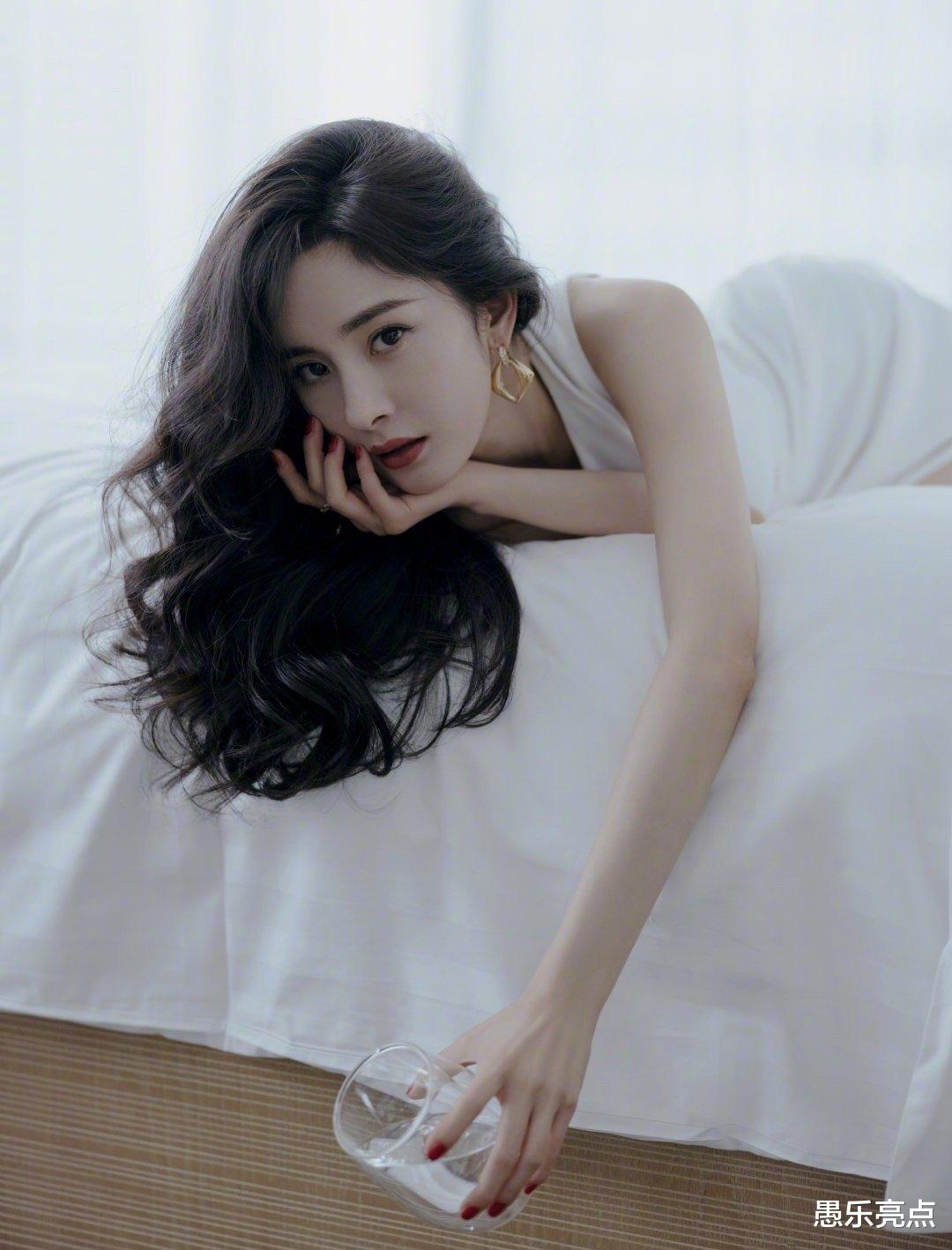 杨幂|杨幂斜肩露腰开叉白裙美炸了