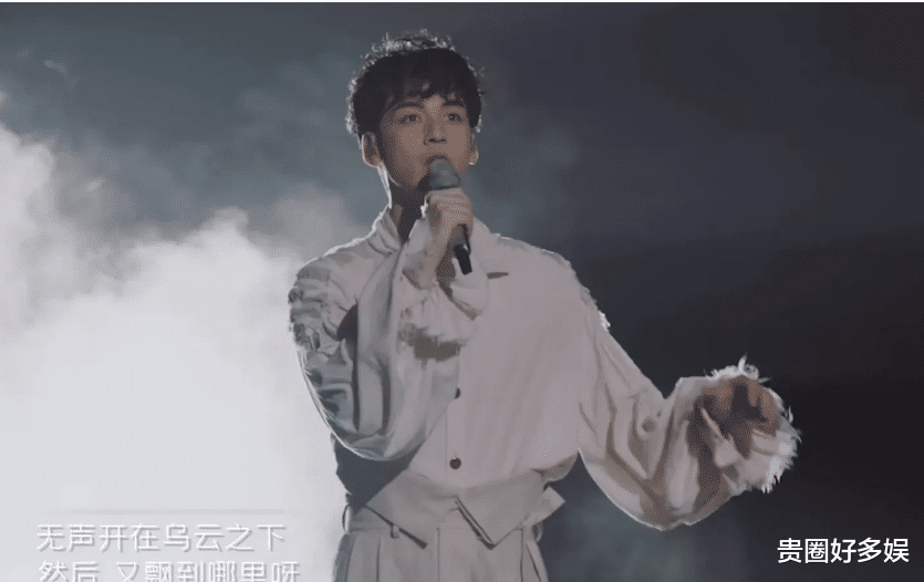 发型 真的是“人靠衣装”马靠鞍，刘迦三公尝试摇滚唱跳，粗犷卷发配眼影