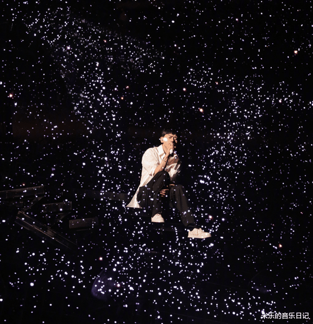 张杰|张杰是什么神仙偶像啊，演唱会居然还有线上直播？让粉丝一起狂欢