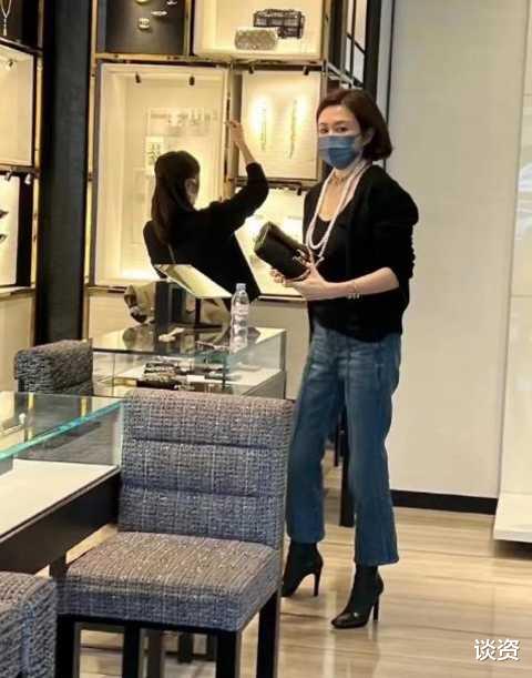 关之琳|59岁关之琳近照曝光,皮肤松垮法令纹明显,脖子上三圈珠宝抢镜