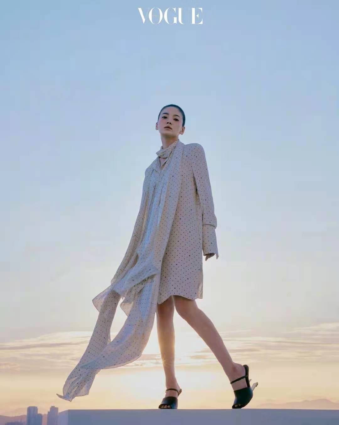 时尚风行派|39岁宋慧乔颜值创新高!贴头皮发型竟没翻车?穿露肩黑裙风情无限