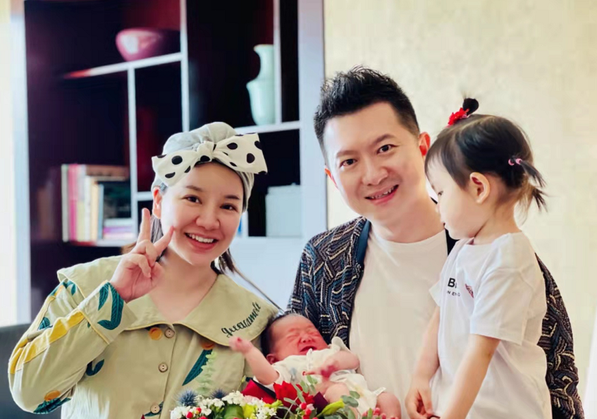 时尚风行派|红果果绿泡泡大秀恩爱！最新全家福二胎儿子抢眼，女儿扎小辫超萌