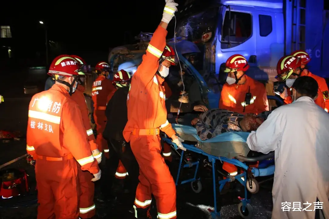 容县之声 广西两货车相撞，小货车驾驶室严重变形