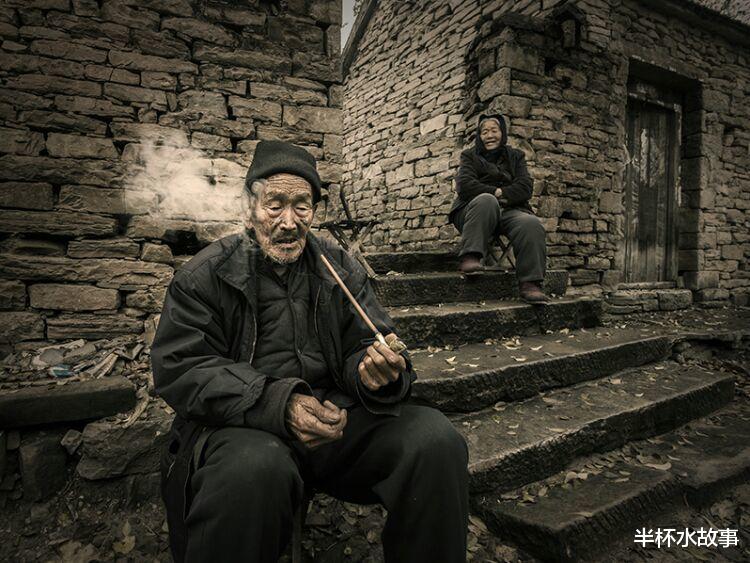 民间故事|民间故事：老人钓鱼时，大鱼不吃钩也不走，等掉水里才知是为等他