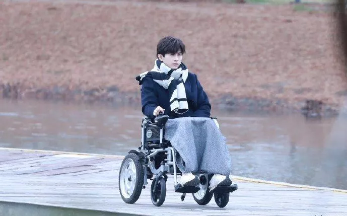 成毅|成毅新剧海报被嘲,男女主无互动无CP感,强凑一起像P图