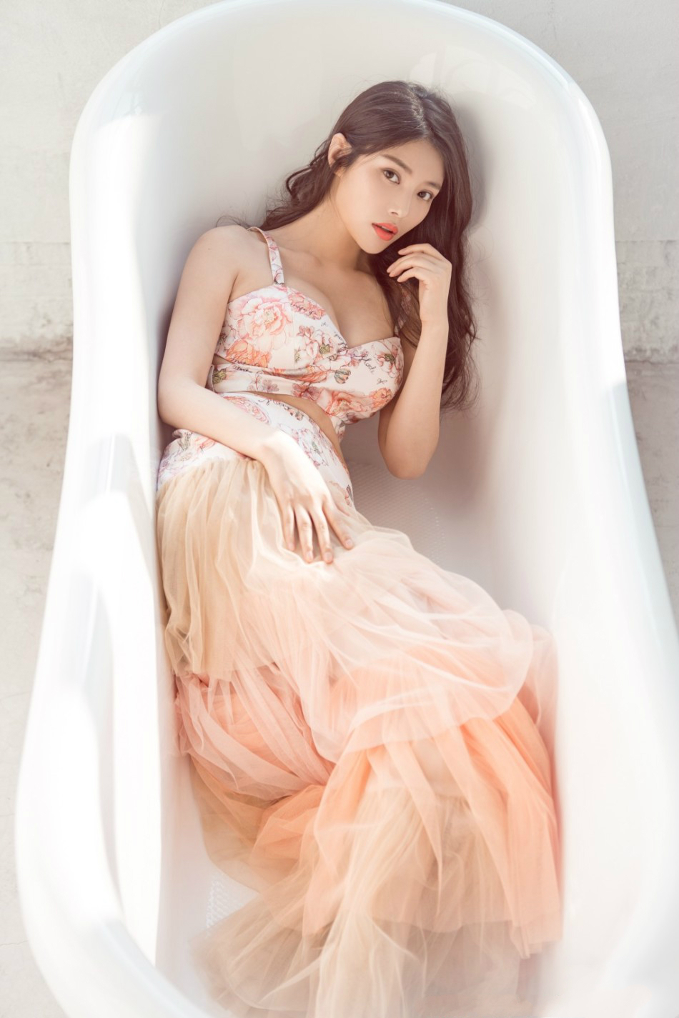 徐冬冬|徐冬冬性感写真，白色连衣裙大秀事业线，网友：身材火辣惹人羡