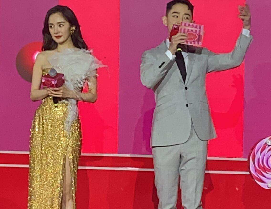 杨幂|杨幂身穿高开叉长裙现身活动，步调摇曳生姿，一双大长腿若隐若现