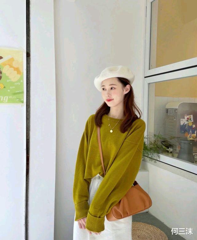 何三沫|步入初秋会有一丝凉意，可以选择针织衫来穿，既温柔又有气质