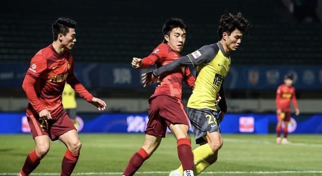 中超|2-0，又完勝！中超豪門(mén)太狠了，打服最強(qiáng)黑馬，轟14腳+58%控球率