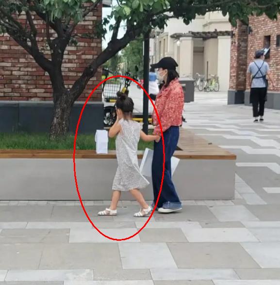 钟镇涛|杜江一家逛街被偶遇，嗯哼圆脸变尖脸，霍思燕牵的女孩大长腿抢镜