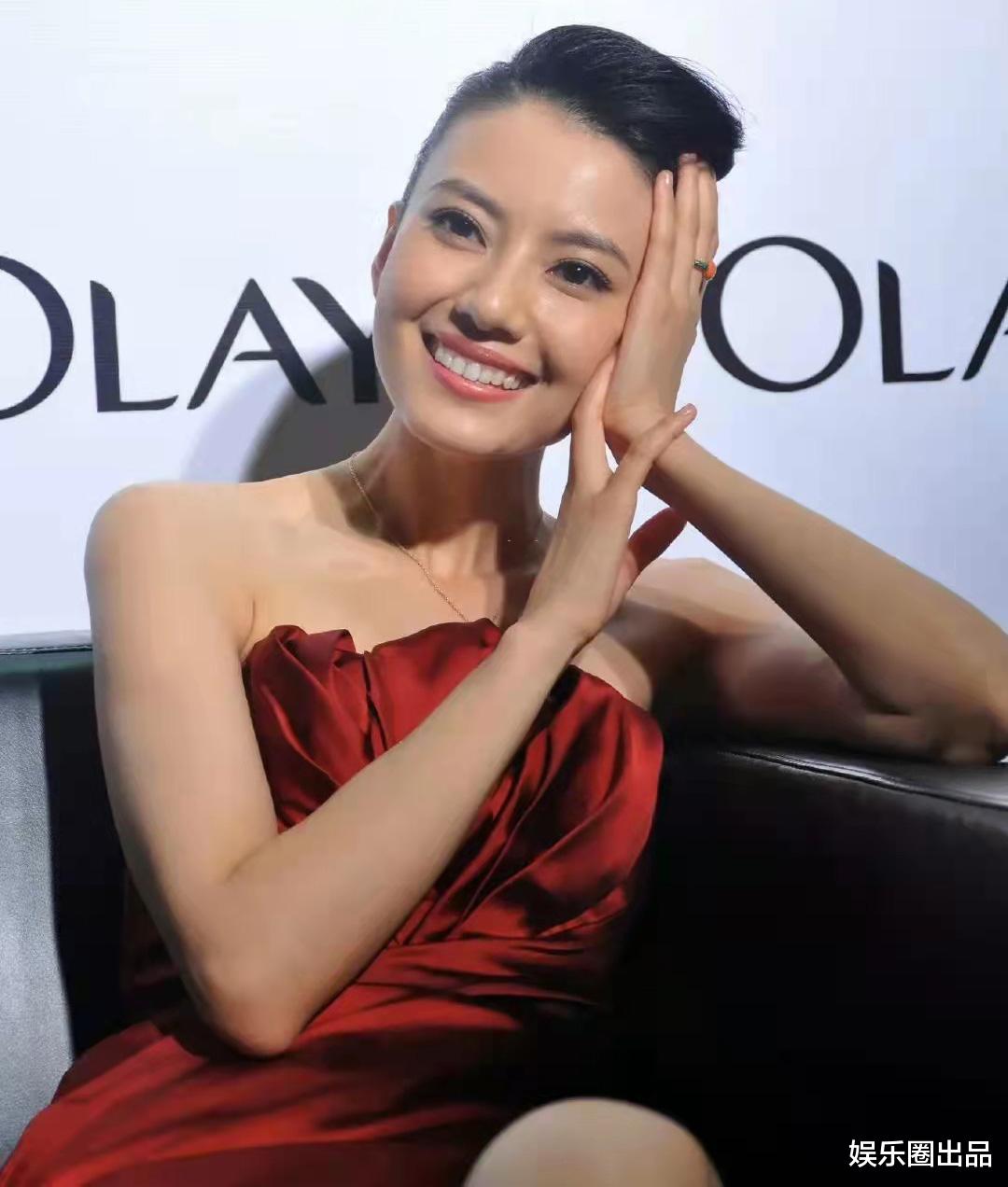 高圆圆|高圆圆活动旧照火了，穿红色露肩长裙优雅大气，随手一拍就是大片