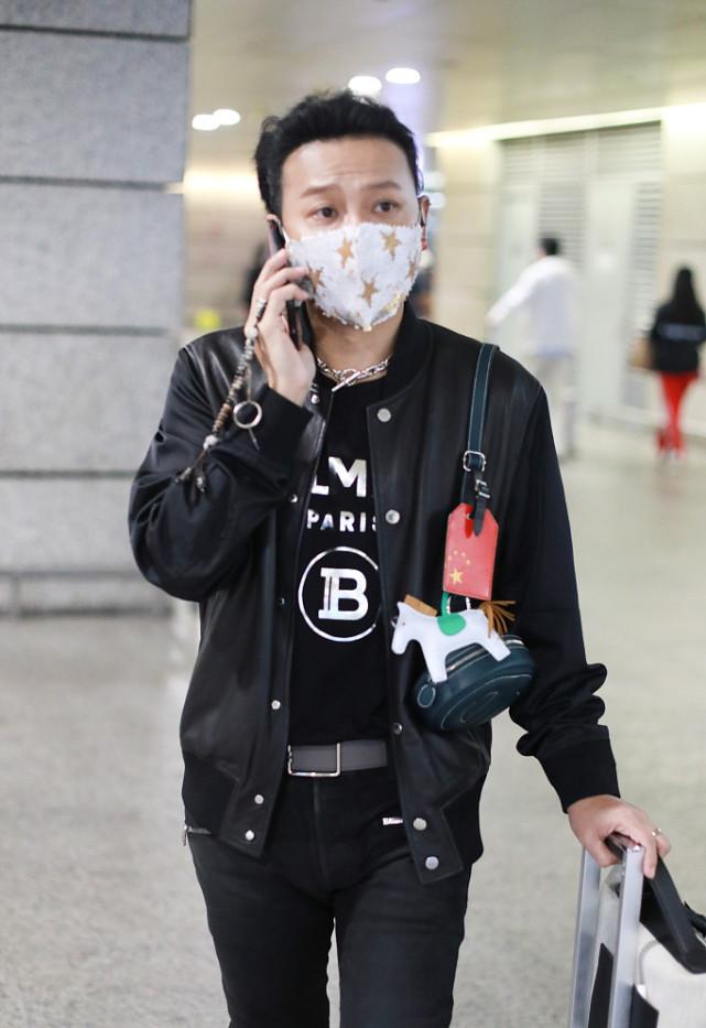 穿衣搭配|男人也可以\装嫩\，陈志朋将刘海梳起来，穿一身黑也挺帅气的