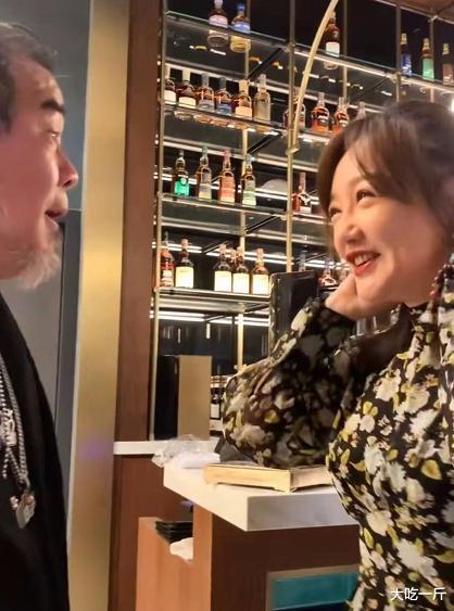 薛佳凝|女星薛佳凝近况曝光，现身酒吧与异性拥抱牵手，年过40仍单身