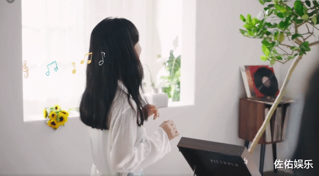 赵丽颖|赵丽颖公开最新行程受期待，穿睡袍秀舞姿，俏皮灵动少女感满满