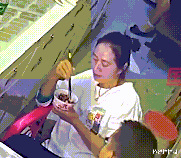  妻子算错账被丈夫责怪，她把脸凑过去给丈夫打却让婆婆吃了顿狗粮