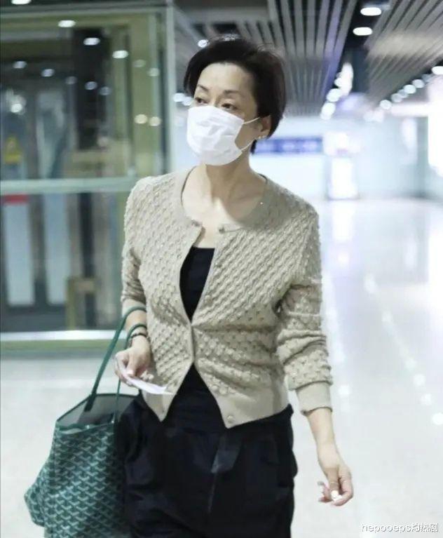 毛阿敏|毛阿敏也学倪萍老了减肥，脸干瘪消瘦，但这打扮比年轻人还时髦！