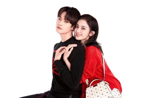 方脸妹说时尚|古力娜扎深夜看剧本真用心，穿背带裙戴礼帽耳环，打扮精致似名媛