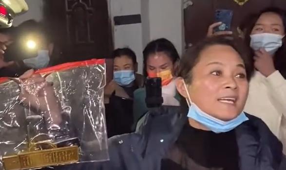 陈亚男|为女儿喊冤的陈亚男妈妈接广告，代言产品却让人尴尬