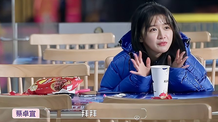 王大陆|王大陆恋情曝光，蔡卓宜坐王大陆大腿，网友：花花公子