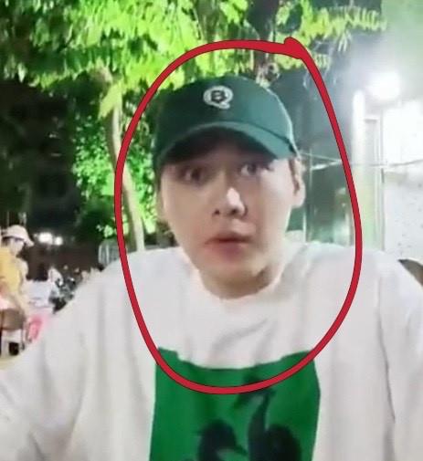 李易峰|李易峰直播吃“路边摊”！衣服却意外穿反，自己发现后满脸尴尬