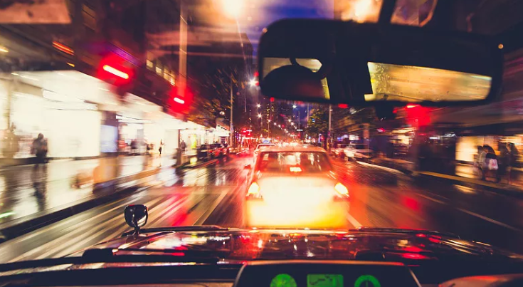  可怕事情终发生！英女子坐副驾翘脚，安全气囊爆炸，股骨插进坐骨