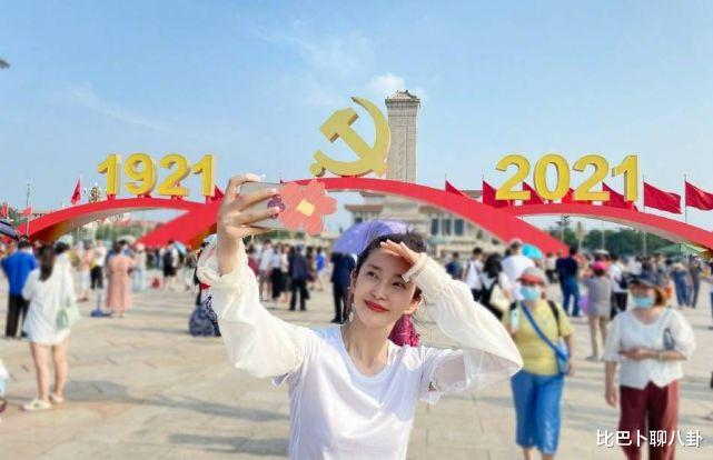 李冰冰|李冰冰外出被拍，穿健美裤腿型弯曲，无修饰的脸蜡黄但紧致不松！