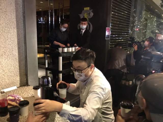 王力宏|曝王力宏用调虎离山计躲记者！替身遭错认被百人追拍，本尊未露面