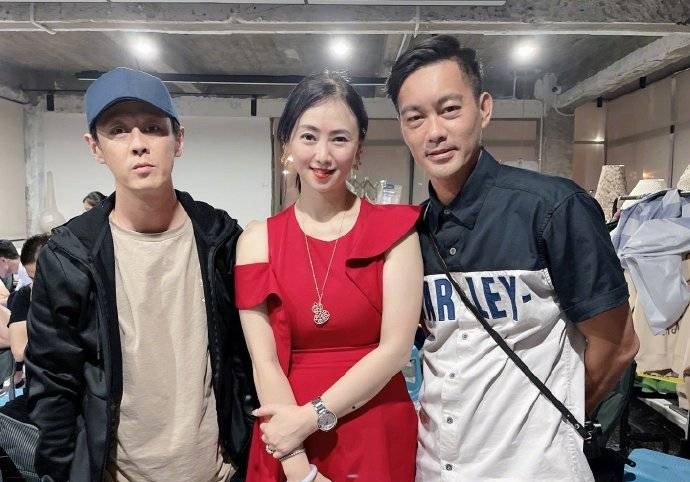 潮流新风 翁虹年逾知命风韵犹在，53岁肤白无皱纹，穿红色修身裙分外妖娆