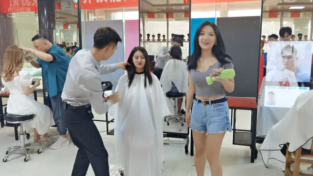 熬夜|托尼老师给虎牙学姐做头发，反问网友：你们女友是不做头发去了？
