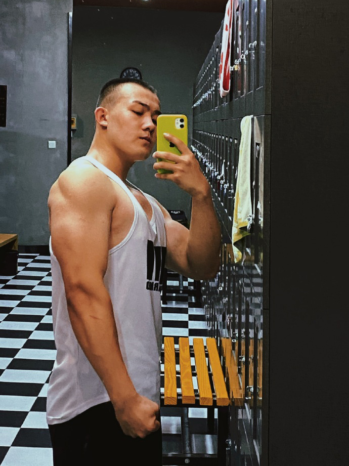 健身圈一哥 24岁的新疆小哥哥,撸铁打造出一身腱子肉,最满意的是麒麟臂!