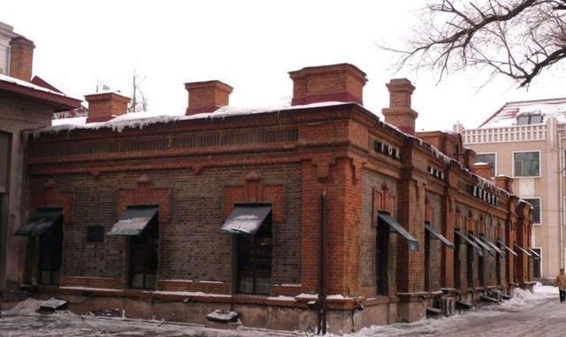 区彭丹 哈尔滨最不起眼的百年历史建筑,只有一层平房,被作为西餐厅使用