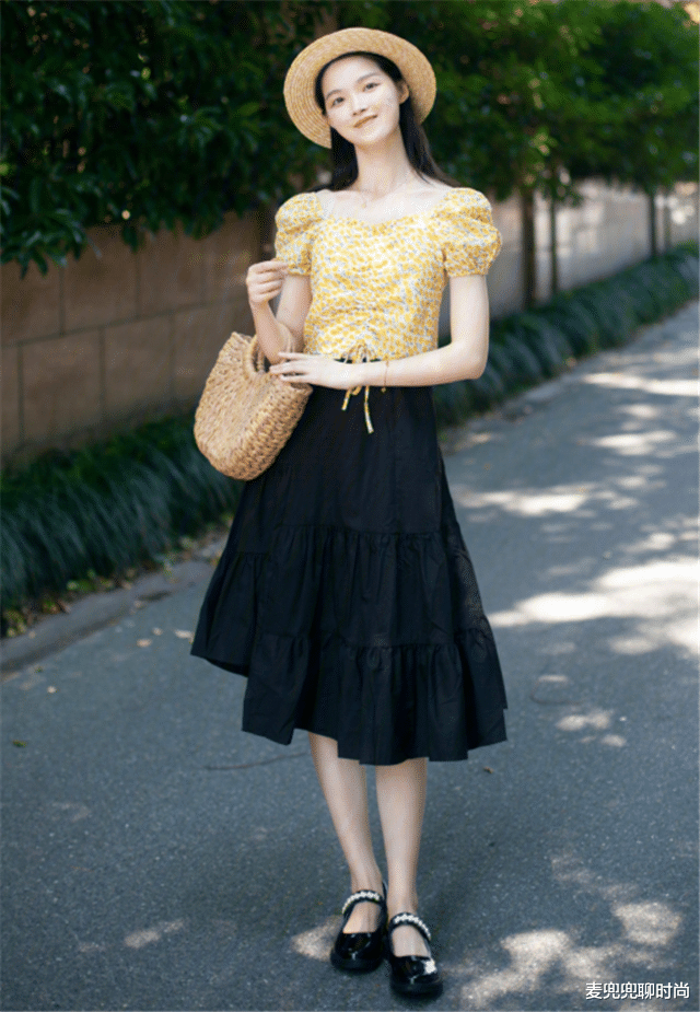 麦兜兜聊时尚|今夏不能少的3款半身裙，关于它们的“穿搭思路”，我都总结好了