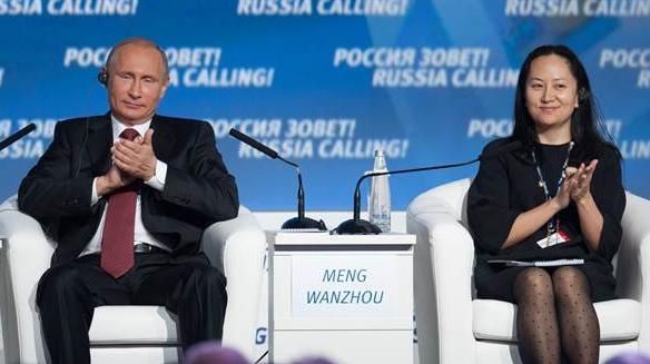 衬衫|孟晚舟时隔1日又现身,穿黑裙配丝巾,收紧腰线露大腿真霸气