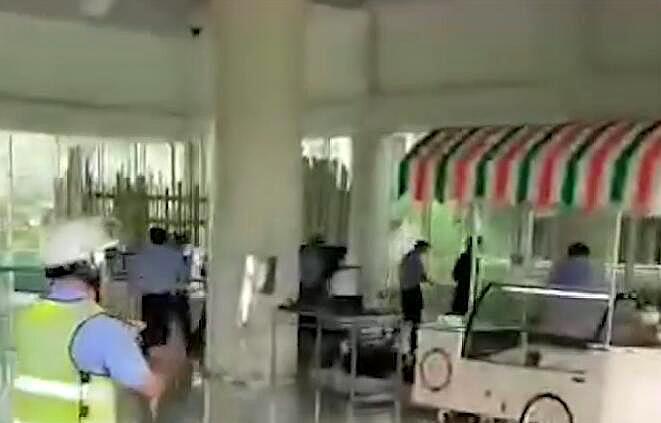 说说热点故事烩 无法无天！三亚一男子在酒店持刀伤人致1死4伤，嫌犯被当场抓获