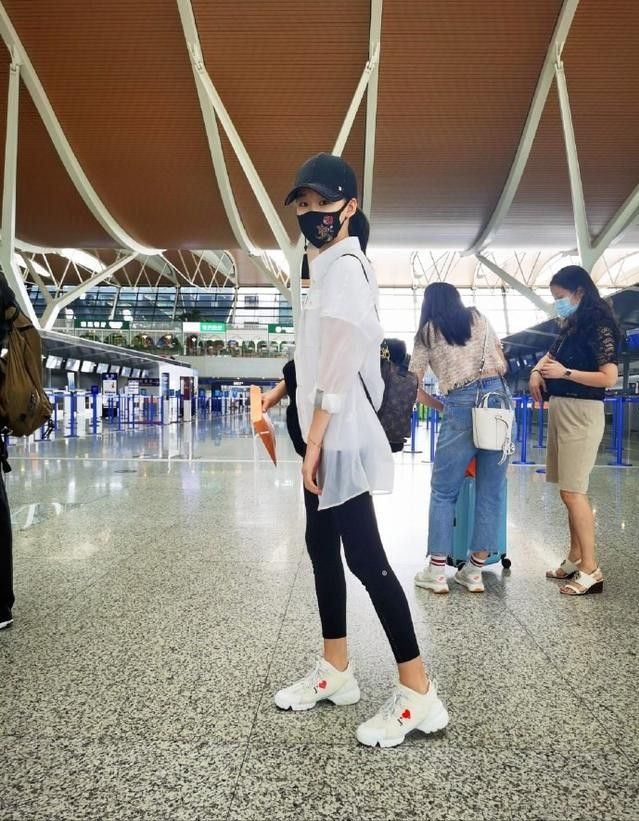 Lady变美日记|赵文卓大女儿穿短裤秀“筷子腿”，个头也高，14岁就快追上爸爸了