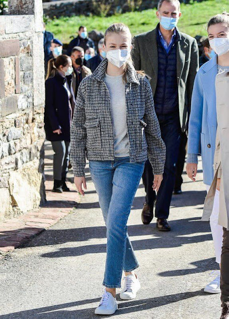 全球时尚风行 西班牙莱后母女三人首穿秋冬装!二公主蓝大衣太美,大公主显老气