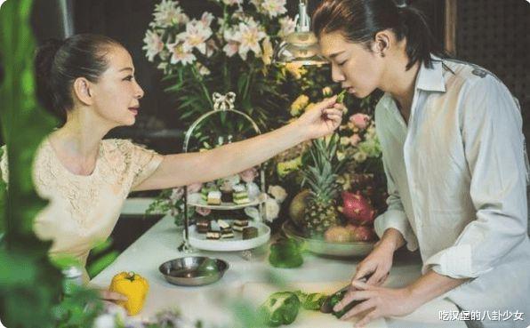 张哲瀚|霍尊与妈妈拍的婚纱照被扒出，母子行为举止过于亲密有点辣眼睛