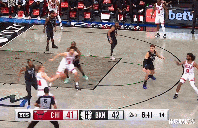 詹姆斯·哈登|真硬！2米11中鋒背打哈登，一頂沒動(dòng)，再打球沒了，哈登鬼手搶斷