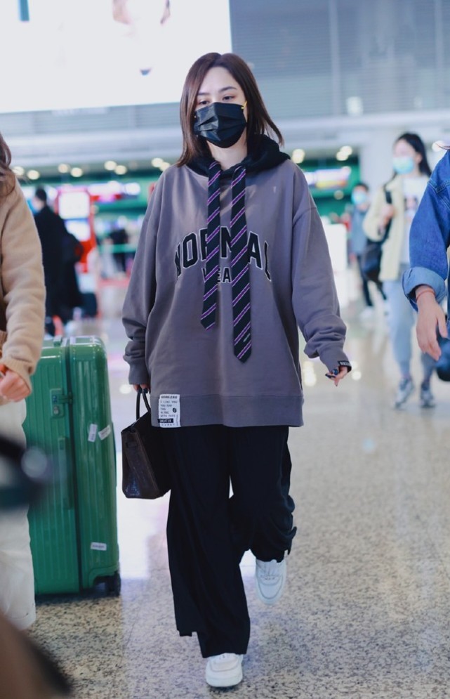 猫姐穿搭经 阿娇这是什么新时尚？穿的下装“远看是裙，近看是裤”，还挺个性