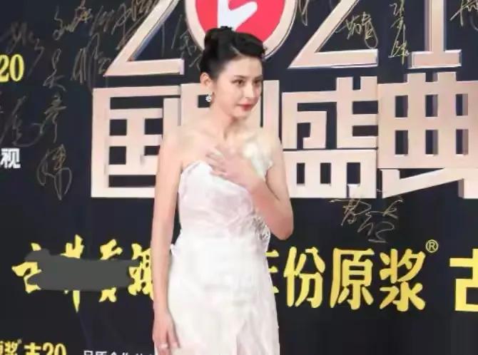 张萌|最新红毯秀！吴谨言瘦得皮包骨头，张萌脸太僵，刘涛热依扎成赢家