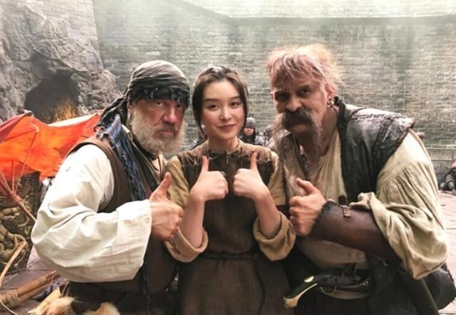 电影|靠低胸装、大长腿博眼球，离开成龙的她，如今到底怎么了？