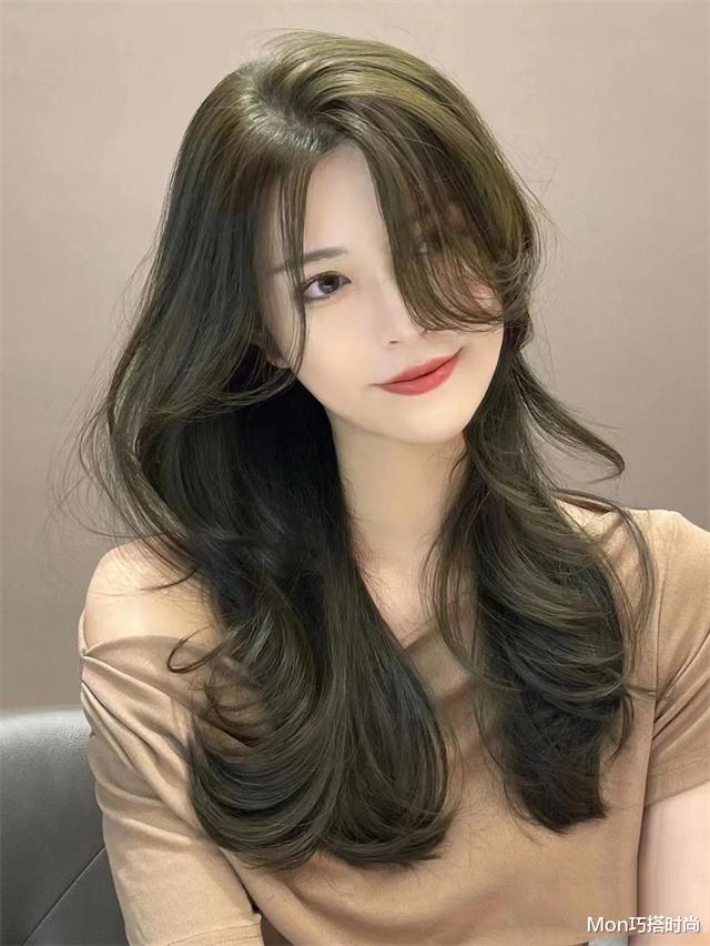 发型 黄头发不吃香了，这几种“好运发色”正流行，洋气显白，适合过年