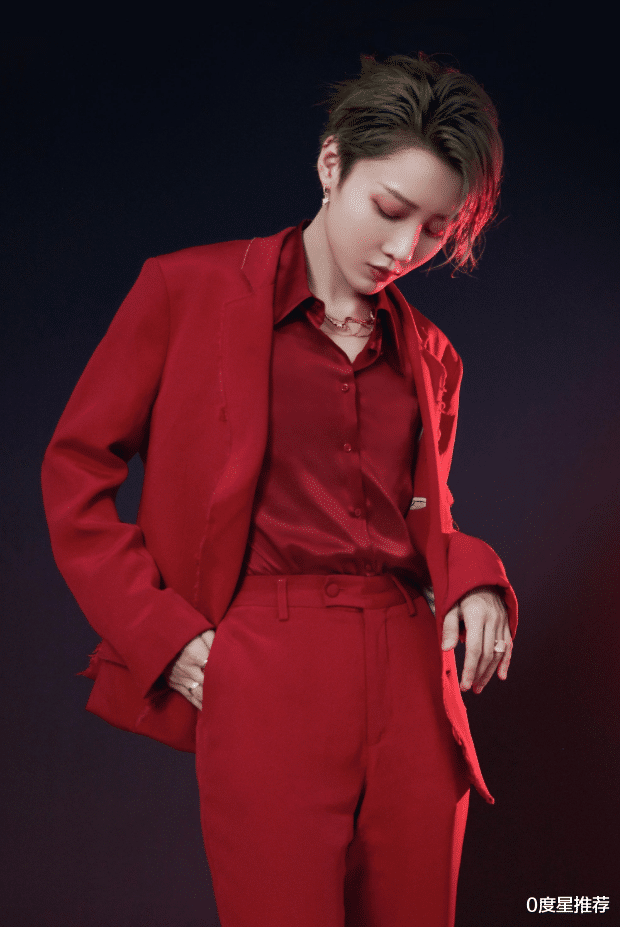 0度星推荐|刘雨昕终于不走男友风，蓝白套装清新自然，背小熊玩偶卖萌