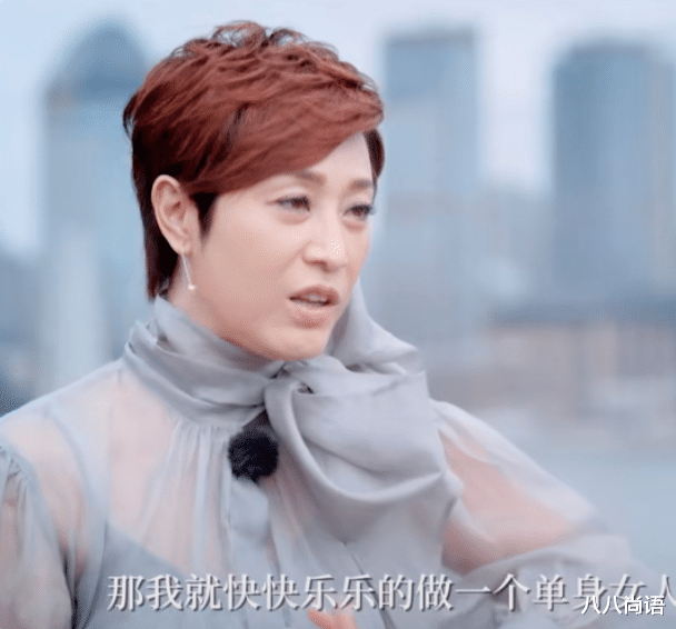 陈法蓉|陈法蓉又接受李静采访，一身淑女打扮自曝爱吃醋，恋爱时伤得很深