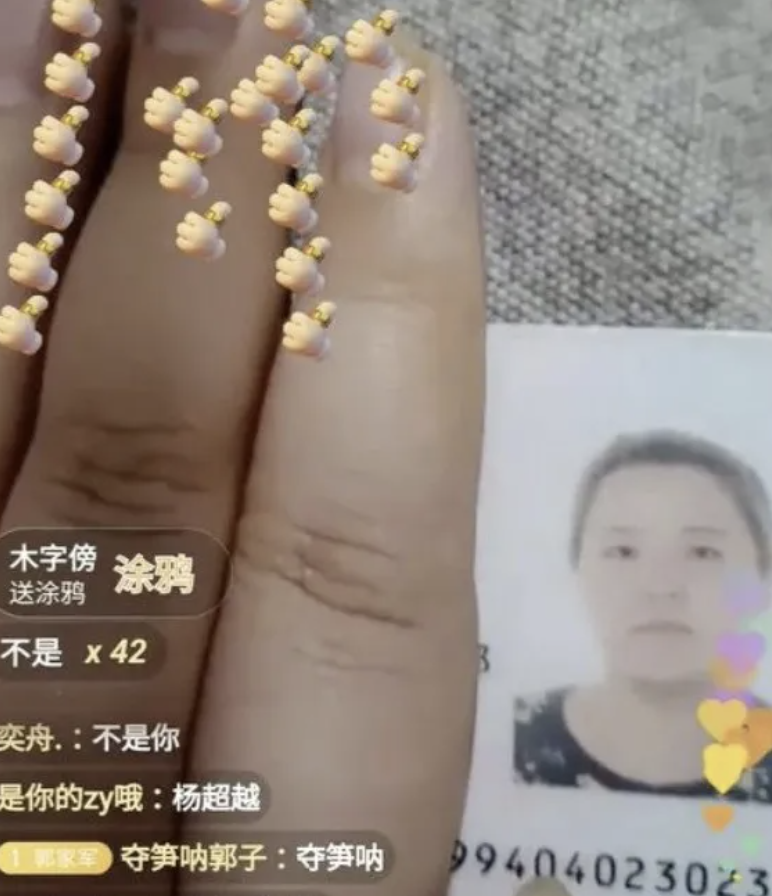 爱吃瓜的带师 这个世界怎么了？装疯卖傻的网红郭老师线下活动，直接瘫痪当地交通