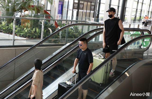 Ainee小屋|刘翔二婚老婆挺普通,穿简约连衣裙梳“鲶鱼头”,路人感十足