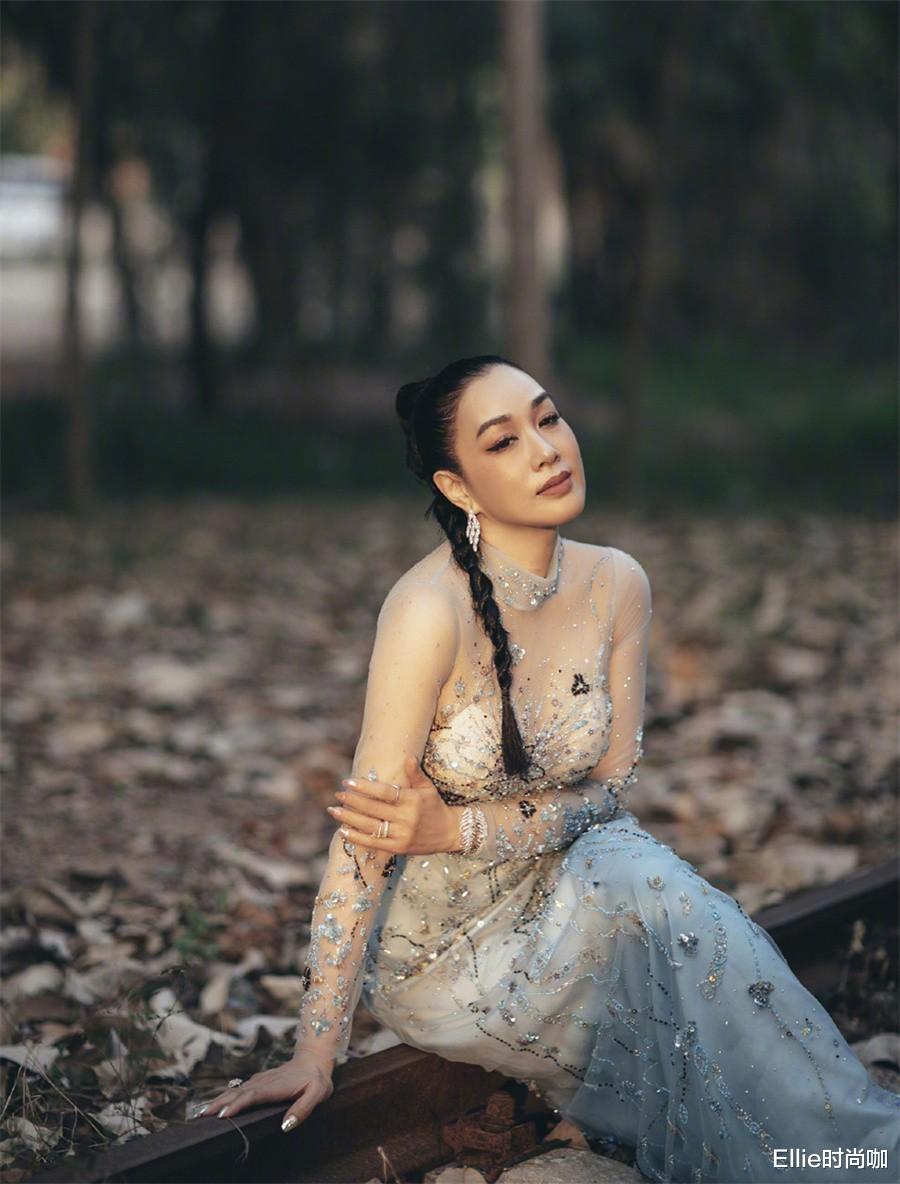 Ellie时尚咖|钟丽缇与小11岁老公同框出镜，身穿裙装秀身材，小鸟依人满脸幸福