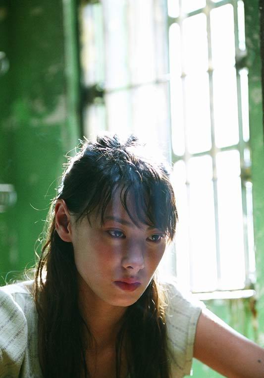 木木尔小倩|如今大家只会笑她脸长，但在《伊莎贝拉》里，她的脸充满故事感